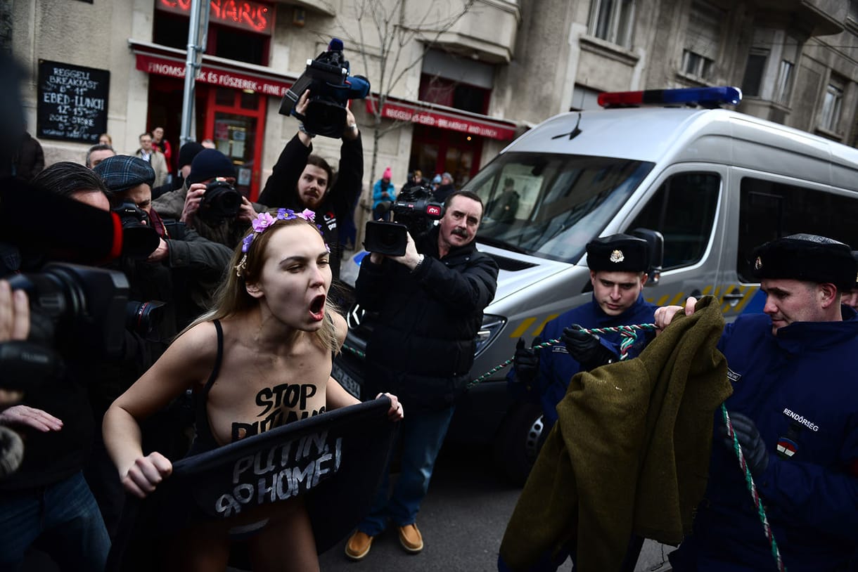 Fotók: Femen-aktivistát vitt el a rendőrség a Markó utcából