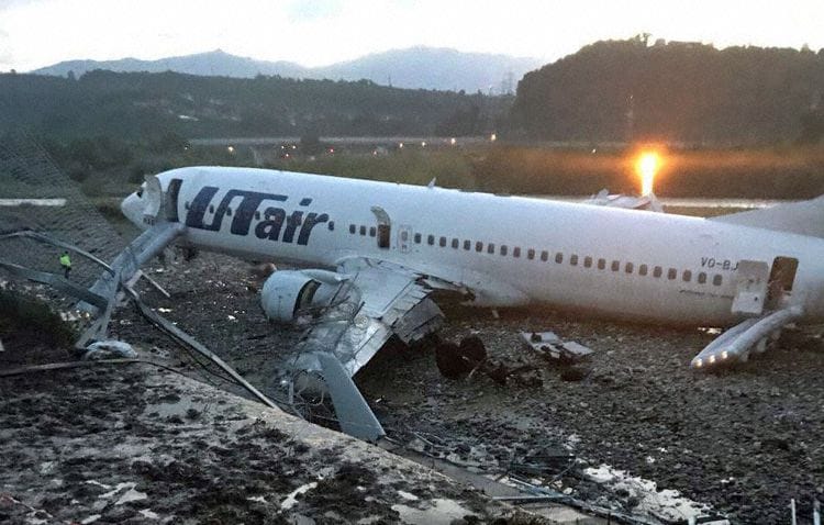 Videó: 170 emberrel a fedélzetén kigyulladt a Boeing, miután túlfutott a pályán és egy folyó állította meg