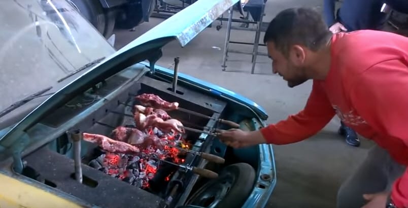 Igazi garázstuning-csoda a grillezővé alakított autó – videó