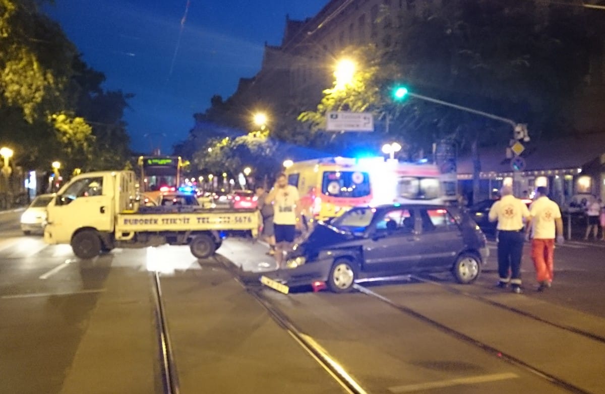 Csúnya baleset volt a 32-esek terénél, nem jár a 4-6-os