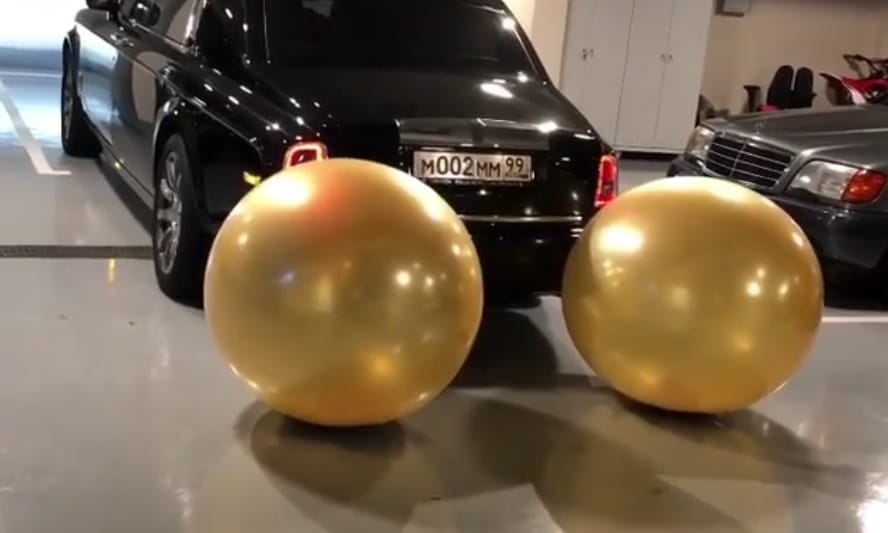 Unatkozó fiatal milliárdosok: hát persze, hogy Rolls-Royce-szal fújnak fel pénzzel teli lufikat - videó