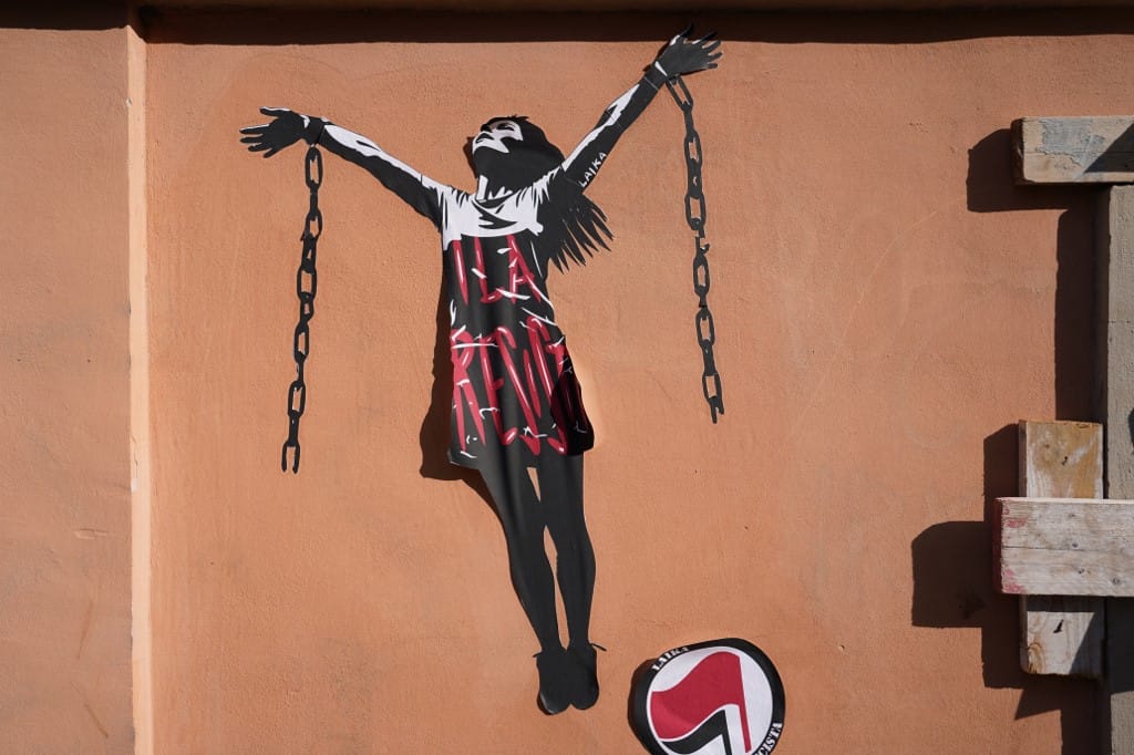 A „láncra vert” olasz anarchista nő esete: tényleg túlkapást követtek el a magyar hatóságok?