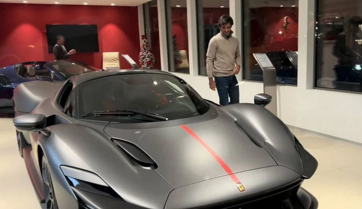 Carlos Sainz Jr. annyiban nem búcsúzott a Ferraritól, hogy vett egy Daytona SP3-at