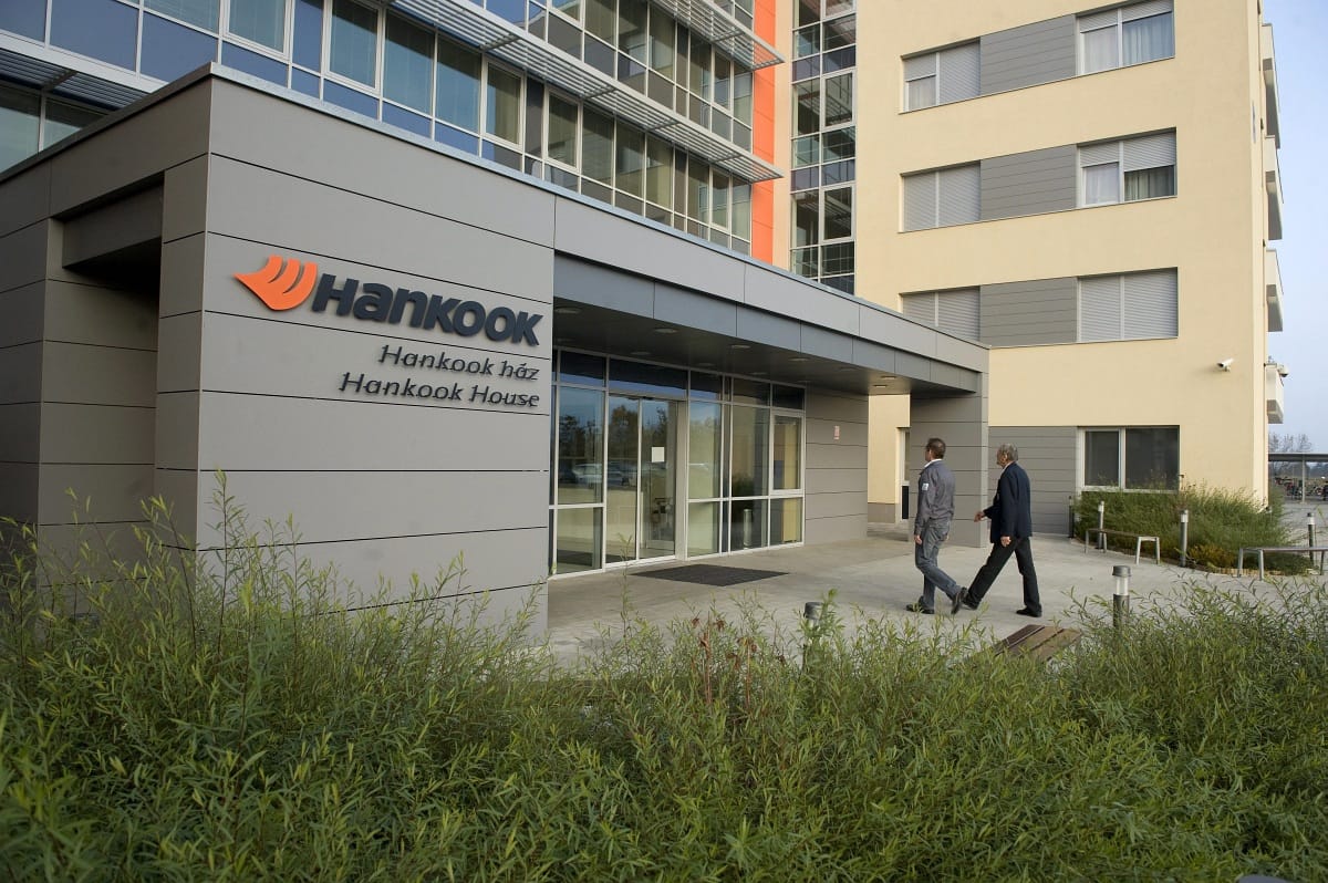 Eldurvult a helyzet a Hankooknál, a munkásszállón élők hátán csattanhat az ostor