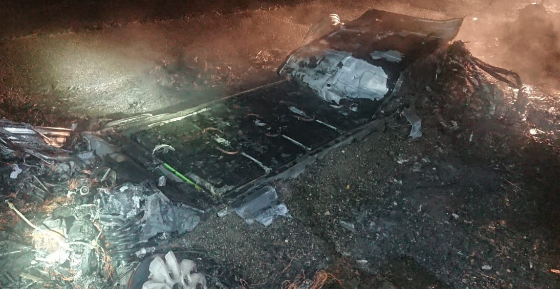 Kigyulladt egy elektromos autó az M7-esen, markolóval csináltak neki rögtönzött hűtőmedencét