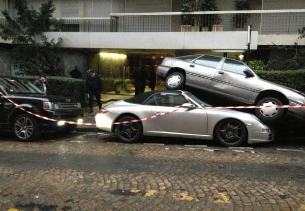 Parkolósávban zúzott egy Range Rover - fotók