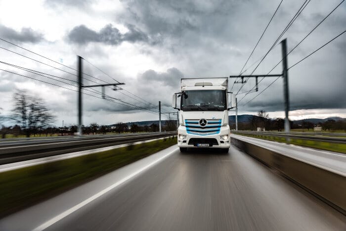 Már 200 km-t megy egy töltéssel a Daimler e-kamionja