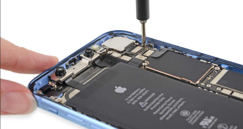 iPhone-ok lassítása: 10x több mobilban cseréltek akkumulátort a vártnál