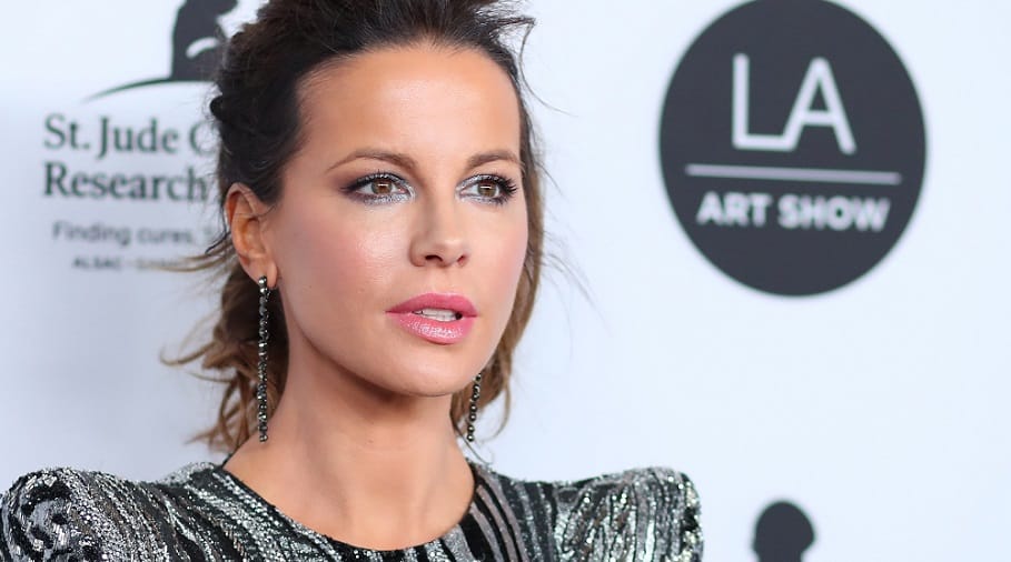 Kate Beckinsale-t sem kell félteni, ha bunkó kommentelőkről van szó