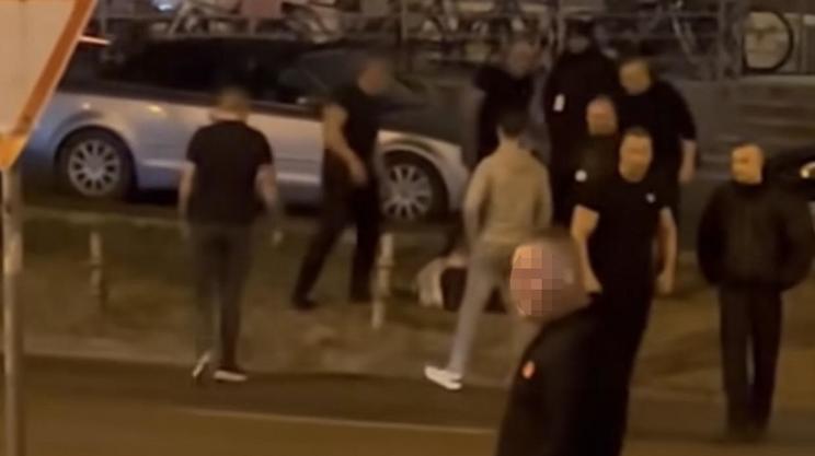 Az egyik őr fél szemére megvakulhat, a gyerekeit védő apa életveszélyesen megsérült a nyíregyházi tömegverekedésben