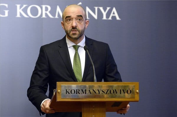 Kormányszóvivő: McCain nem igazán ismeri a magyarországi helyzetet