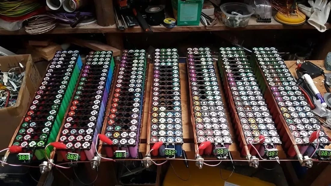 Összerakta 1000+ leselejtezett laptop használt akkumulátorát, most erről megy az egész háza