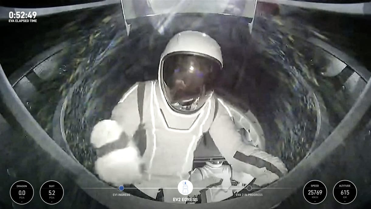 Sikeresen zárult a SpaceX történelmi űrmissziója, földet ért a Dragon űrkapszula