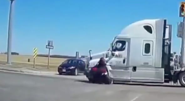 Mobilozott a kamionsofőr, amikor elütötte a motorost – mégis nevetséges bírsággal úszta meg a dolgot