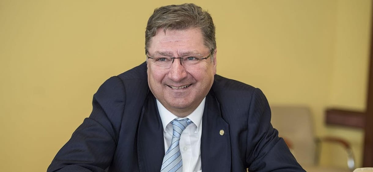 Parragh az önkormányzatokkal spóroltatna, miközben a kamarák a NAV-ot küldik az ötezer forintokért