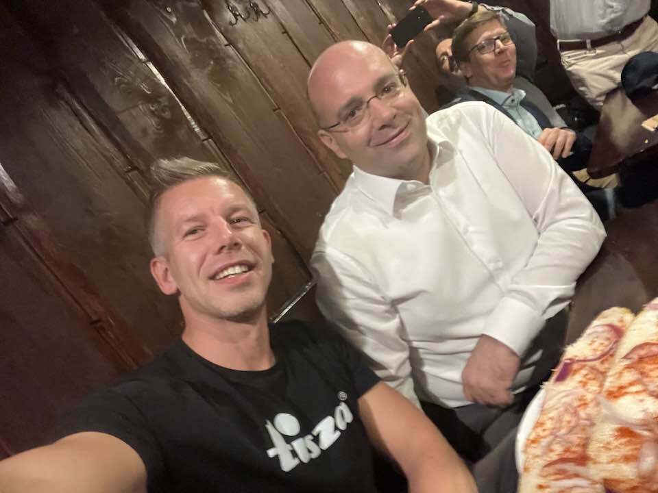 A Nézőpont Intézet alapítója és Magyar Péter közösen zsírosdeszkáznak a 25.  érettségi találkozójukon