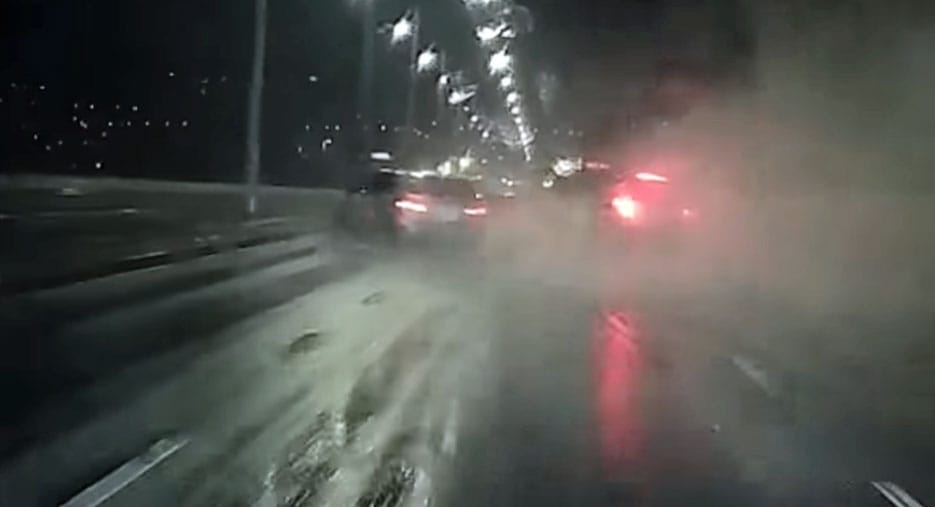 Az Árpád hídon lepett meg az aquaplaning egy száguldó Range Rovert, a többi a szerencsén múlt – videó