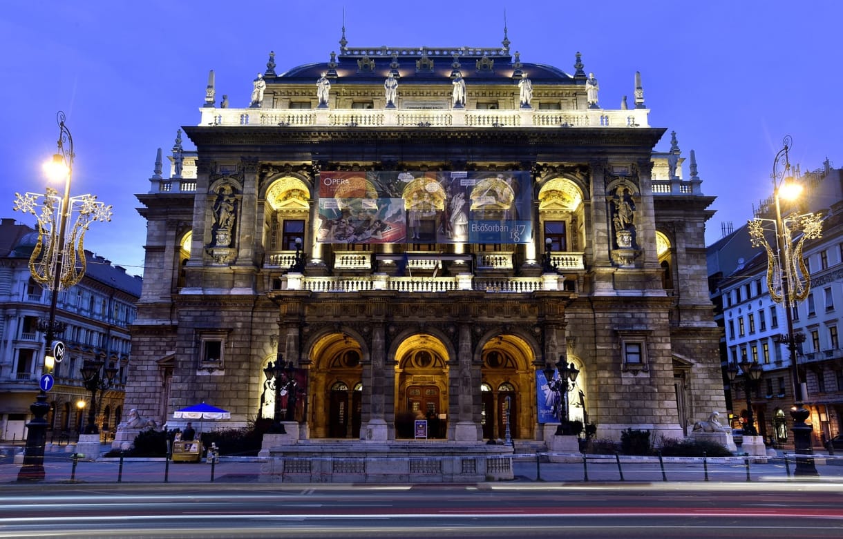 Kigyulladt a budapesti Operaház tetőszerkezete