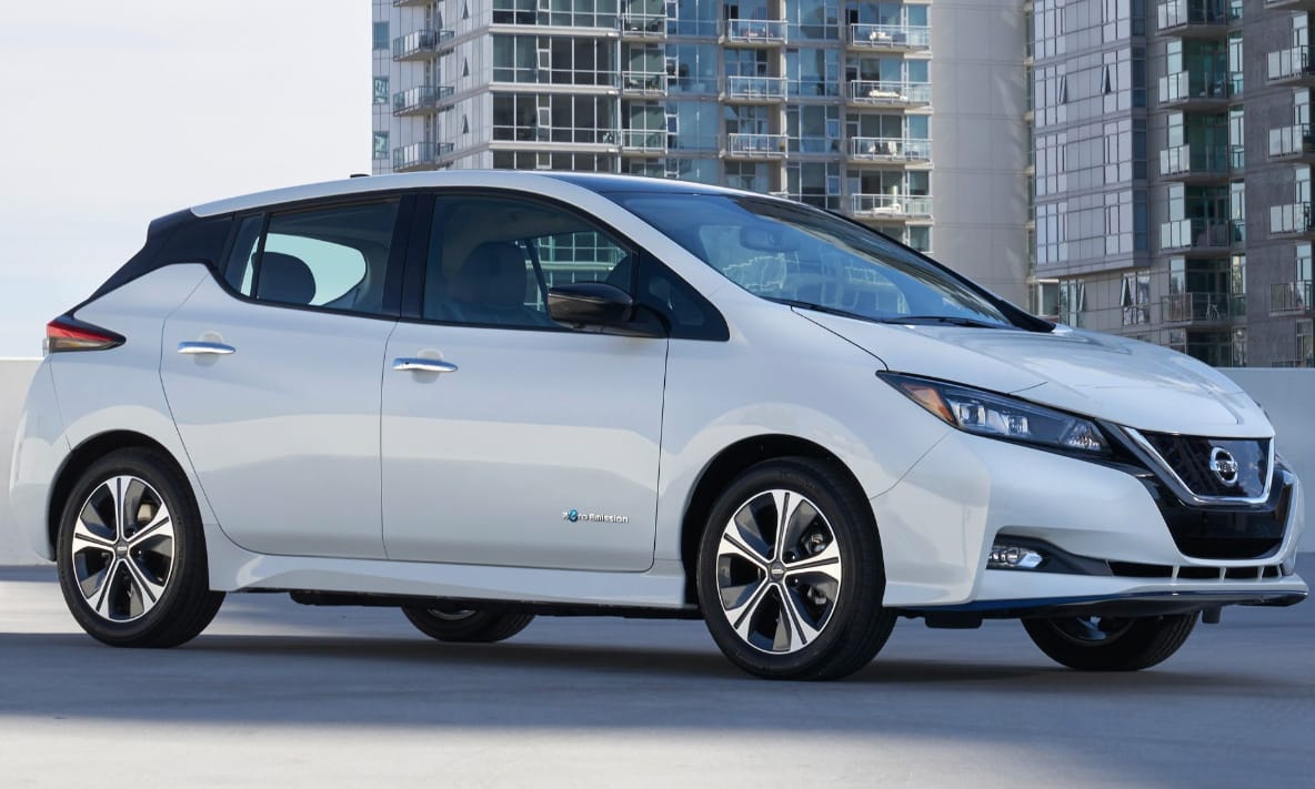 Tovább megy, jobban gyorsul, szélsebesen tölthető a legújabb Nissan Leaf