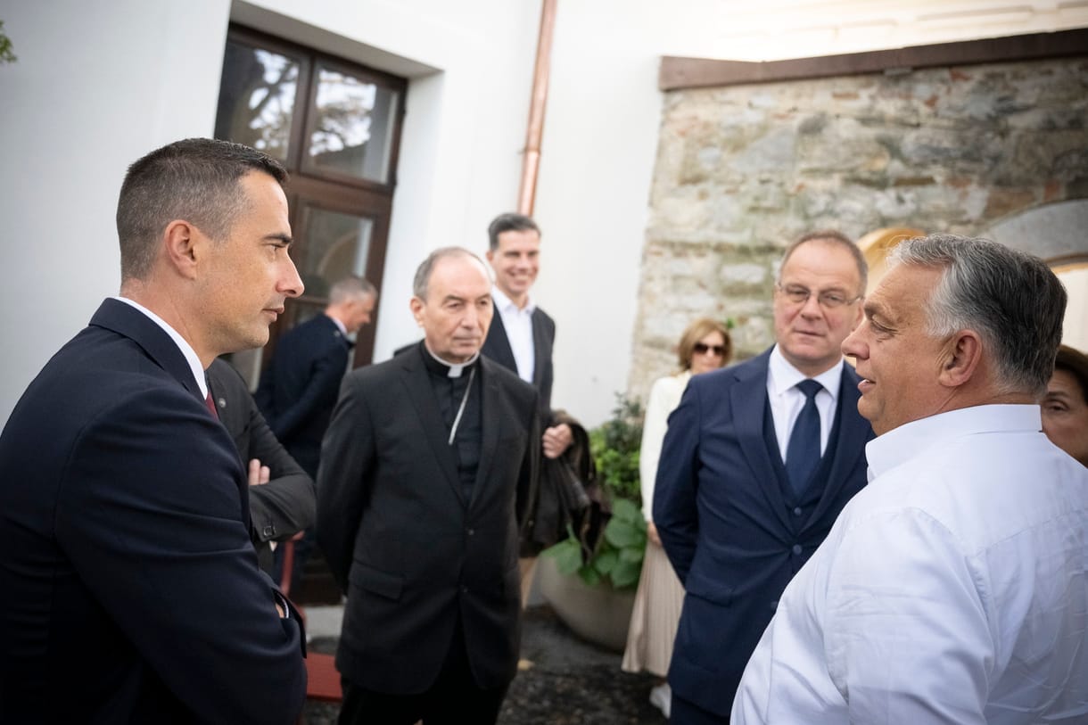 Közzétették a fotókat: Orbán az érsekkel és Navracsiccsal készül a sajtótól elzárt ünnepi beszédére