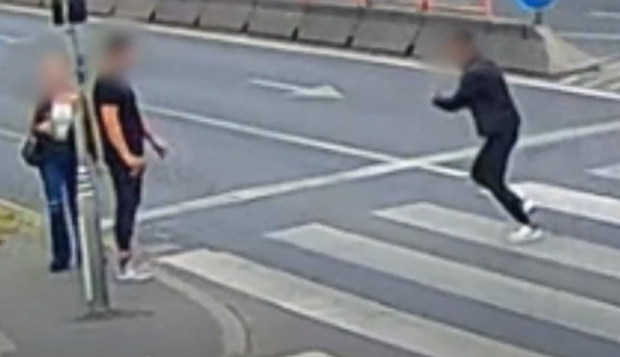 Megütött egy járókelőt Szegeden, erre olyat kapott vissza, hogy elájult – videó