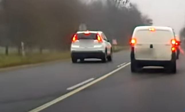 Csúnya baleset lett a záróvonalon előzésből a 4-es főúton – videó