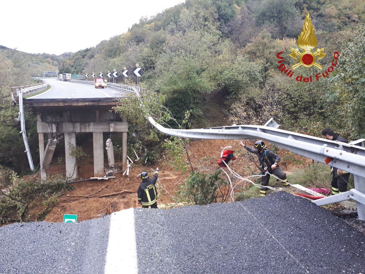 Leszakadt egy autópálya viaduktja Észak-Olaszországban – fotó