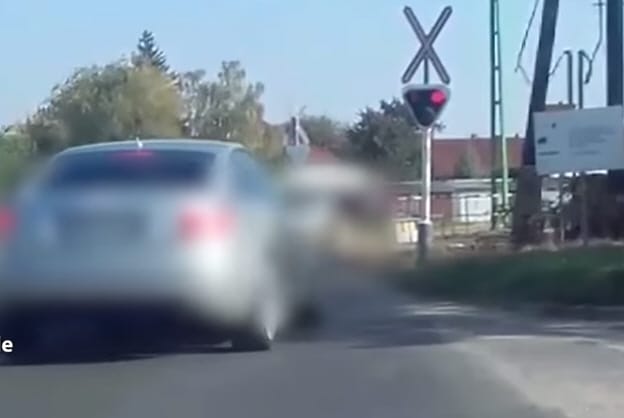 Videó: nem nagyon zavarja a magyar autósokat, hogy piros a lámpa a vasúti átjárónál