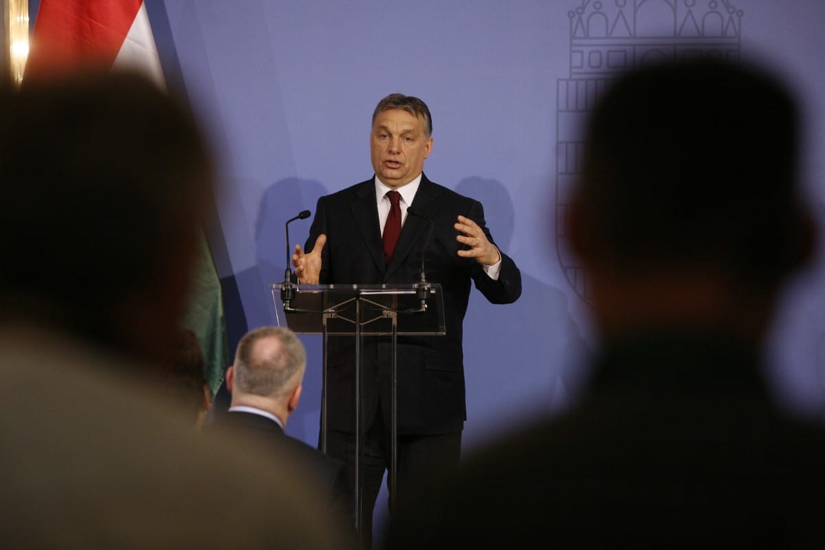 Dicsérve szidott Orbán, és csúsztatott picit