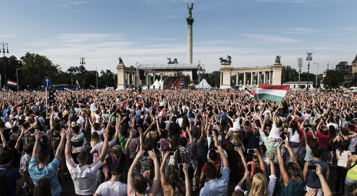 Túszdráma, hazatérő focisták és színes fesztiválok a hét képein