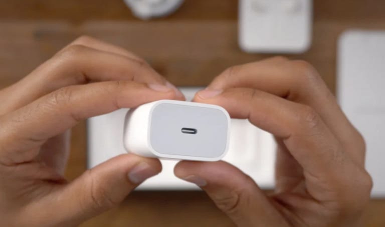 Még egy ország visszarakatná az iPhone 12 dobozába a töltőfejet