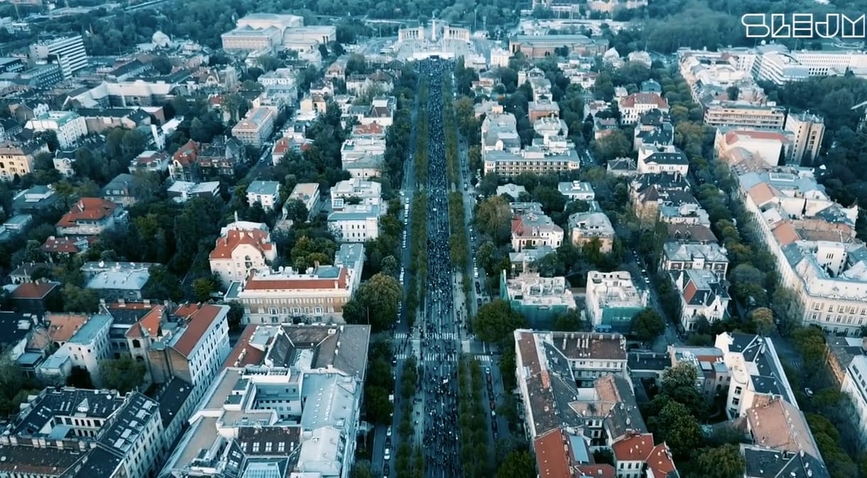 Így nézett ki a levegőből a Momentum május elsejei vonulása – videó