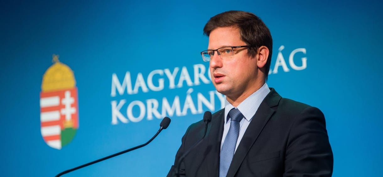 Gulyás Gergely: George Clooney-nak jobban áll, mikor tanult szöveget mond
