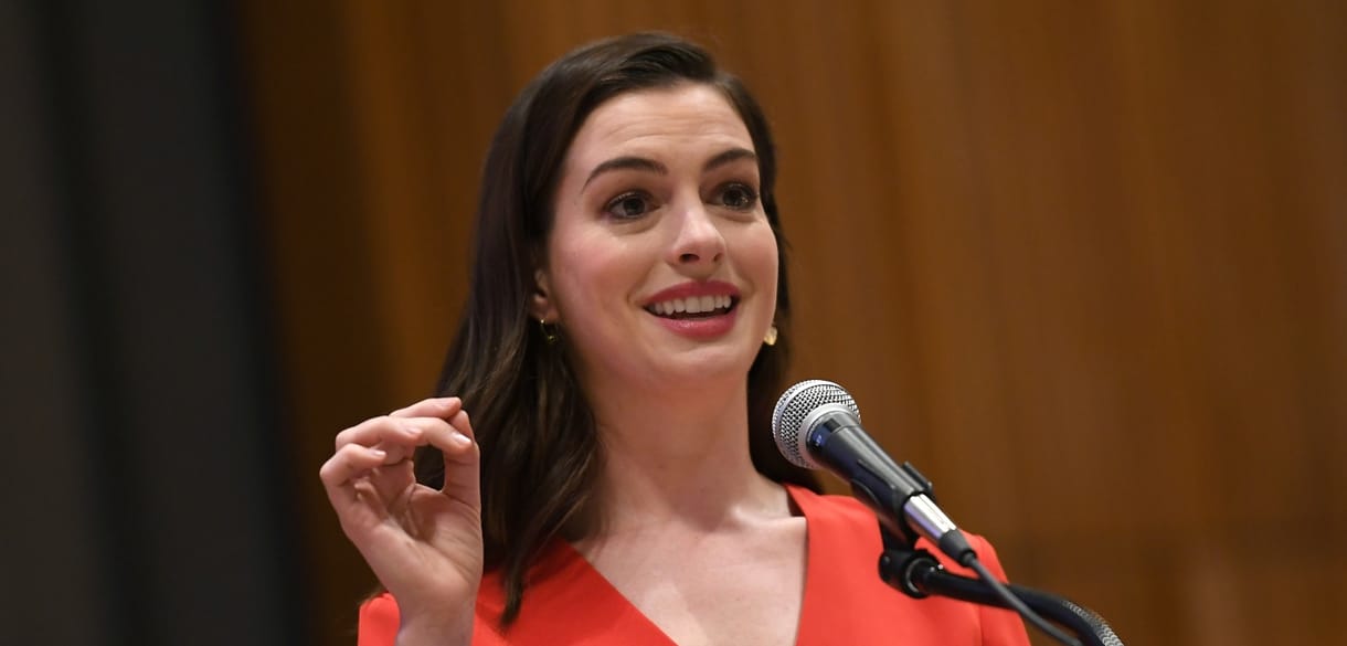Leszúrtak egy stábtagot a legújabb Anne Hathaway-film forgatásán