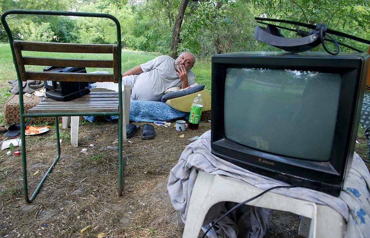 Nem találják a hajléktalant, aki megszúrta élettársát