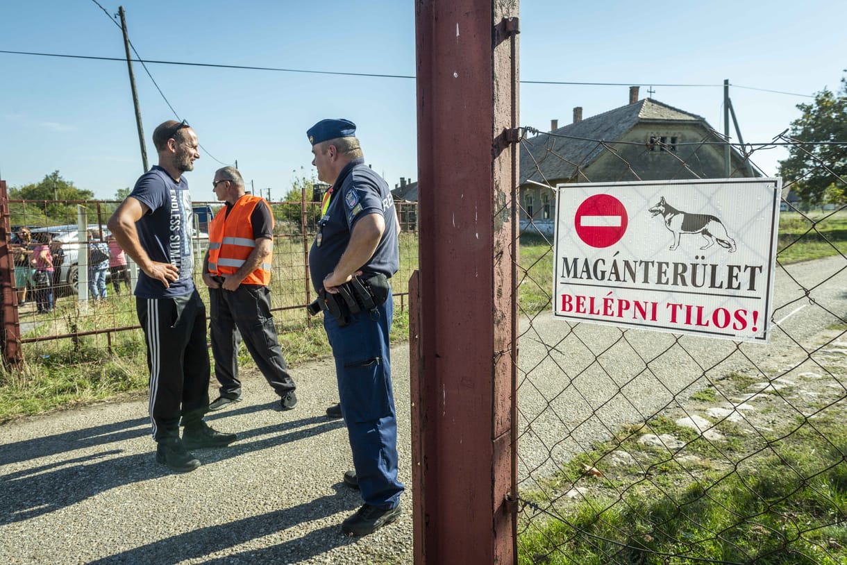 „Miért van szükség háromméteres drótkerítésre, rendőrökre és barakkágyakra egy diáküdülőben?” – az osztrákok is kiakadtak a csermajori építkezésen