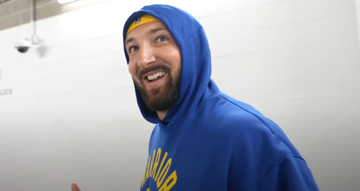 Mindenki összekevert egy pályára belógó szurkolót egy kosarassal az NBA-döntő előtt, a bemelegítésig jutott