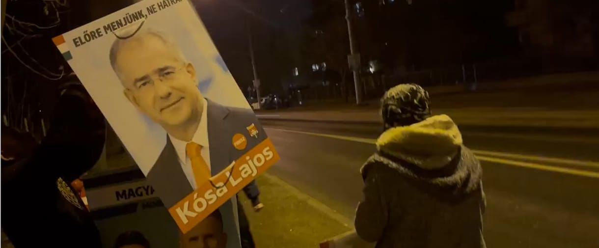 A DK-s Varga Zoltán videóra vette, ahogy Debrecenben lerángatják a plakátjait, és Kósa Lajosét teszik a helyére