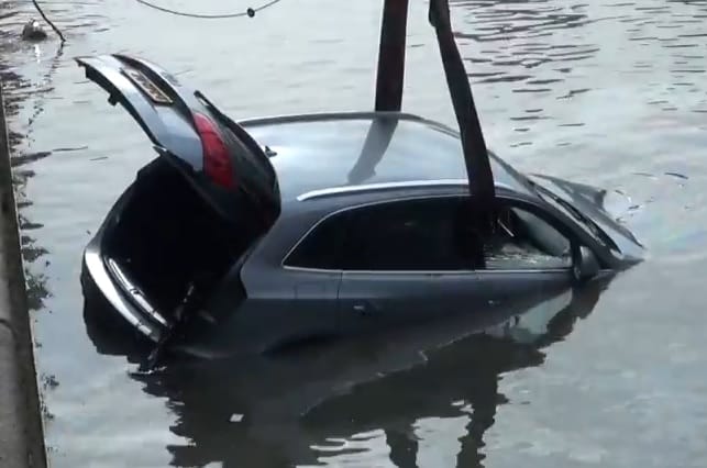 Csatorna töltelék lett egy Audi Q5-ből - videó