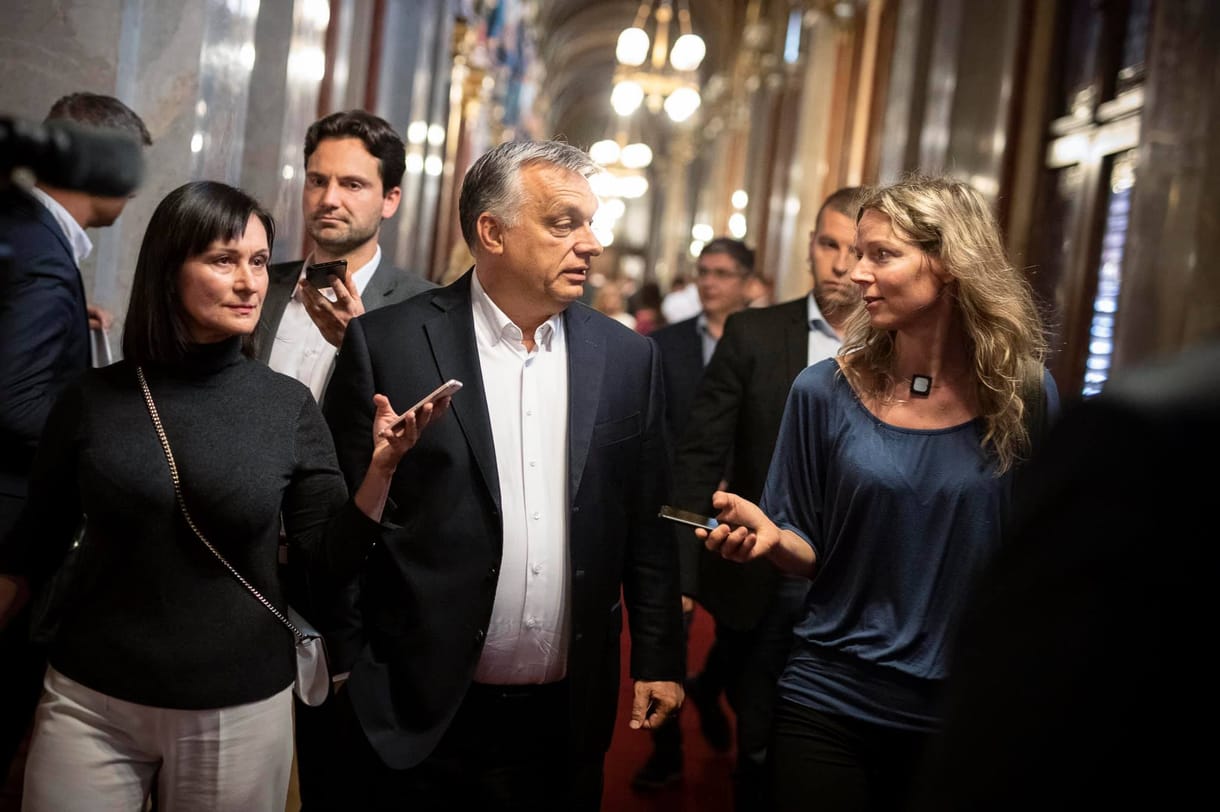 Válasz a kérdésekre: mikrofonállvánnyá fokozták le az újságírókat az Országházban 