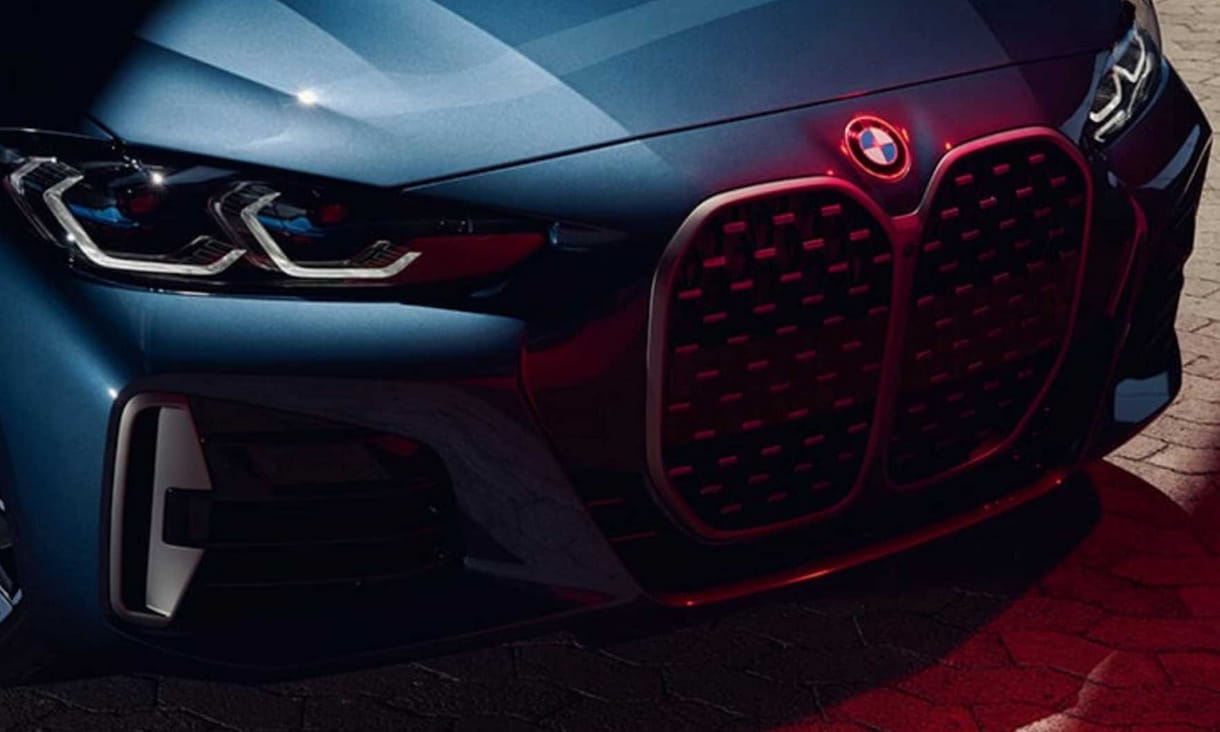 Rendszám nélkül jobban mutat a hatalmas hűtőrácsos új 4-es BMW?