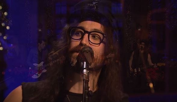 Így énekli apja karácsonyi dalát Sean Lennon