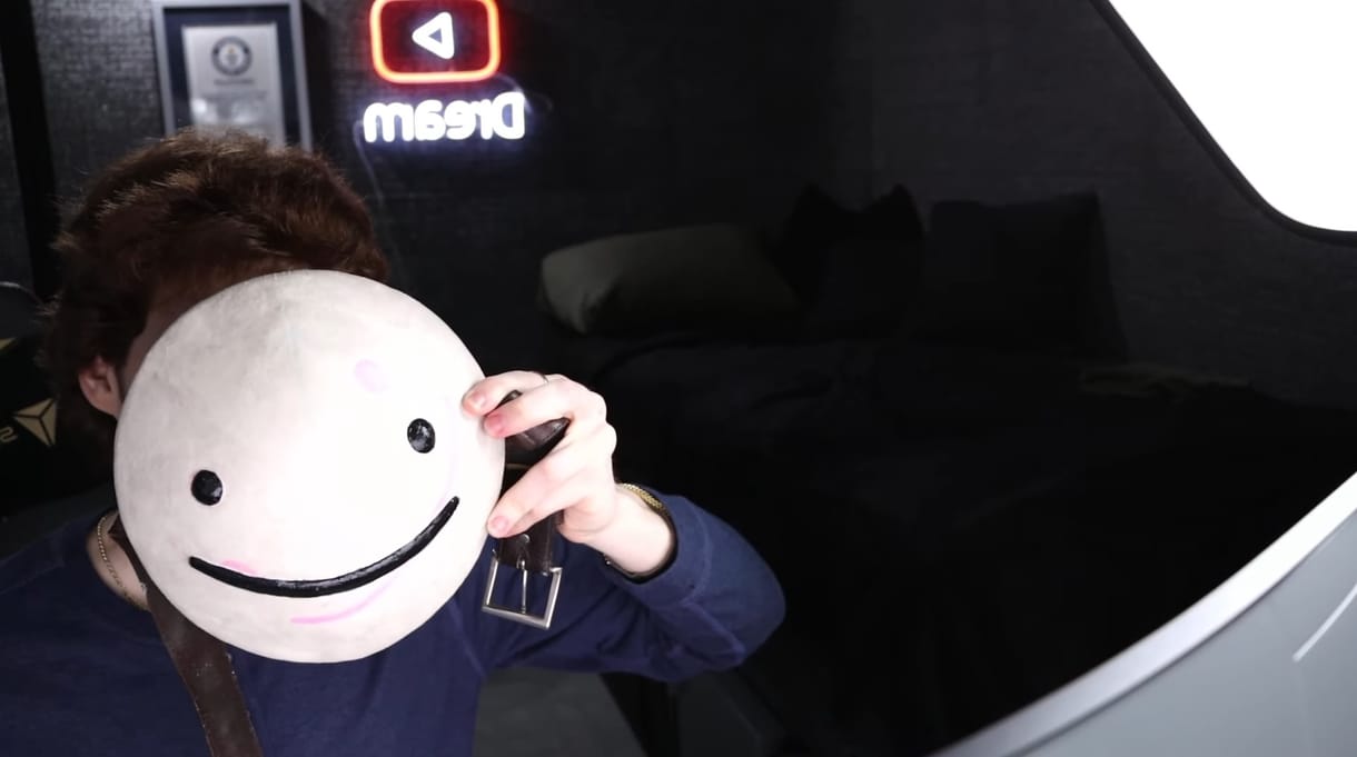 Most először levette a maszkot és megmutatta az arcát a YouTube legrejtélyesebb videósa, akire 30 millió ember kíváncsi