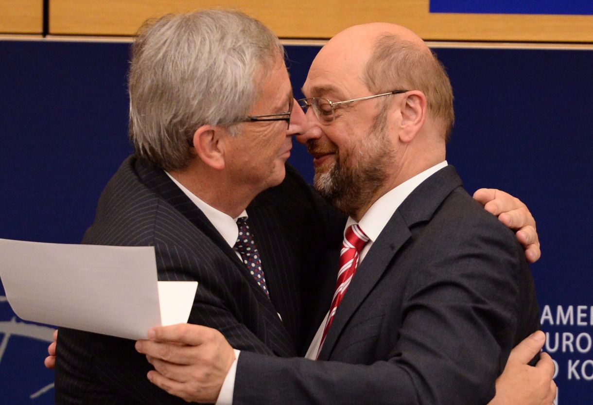 Fotók: gyengéd ölelést kapott Juncker az EP elnökétől