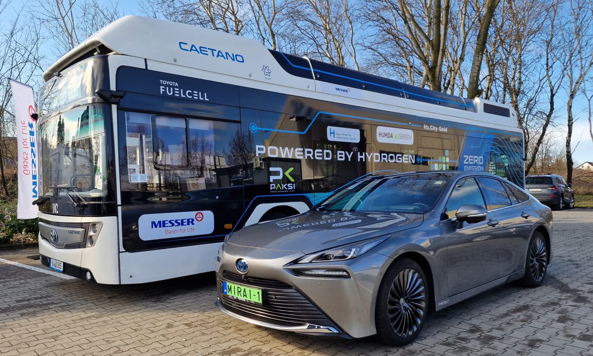 Csendes, nem füstöl, könnyű és percek alatt feltölthető: felpattantunk a hipermodern paksi hidrogénbuszra