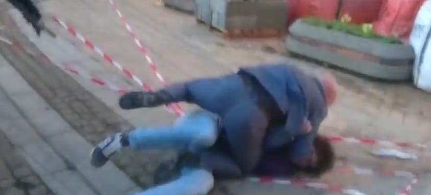 Kordonostól lenyomták a volt francia miniszterelnökre kezet emelő fiatalembert - videó