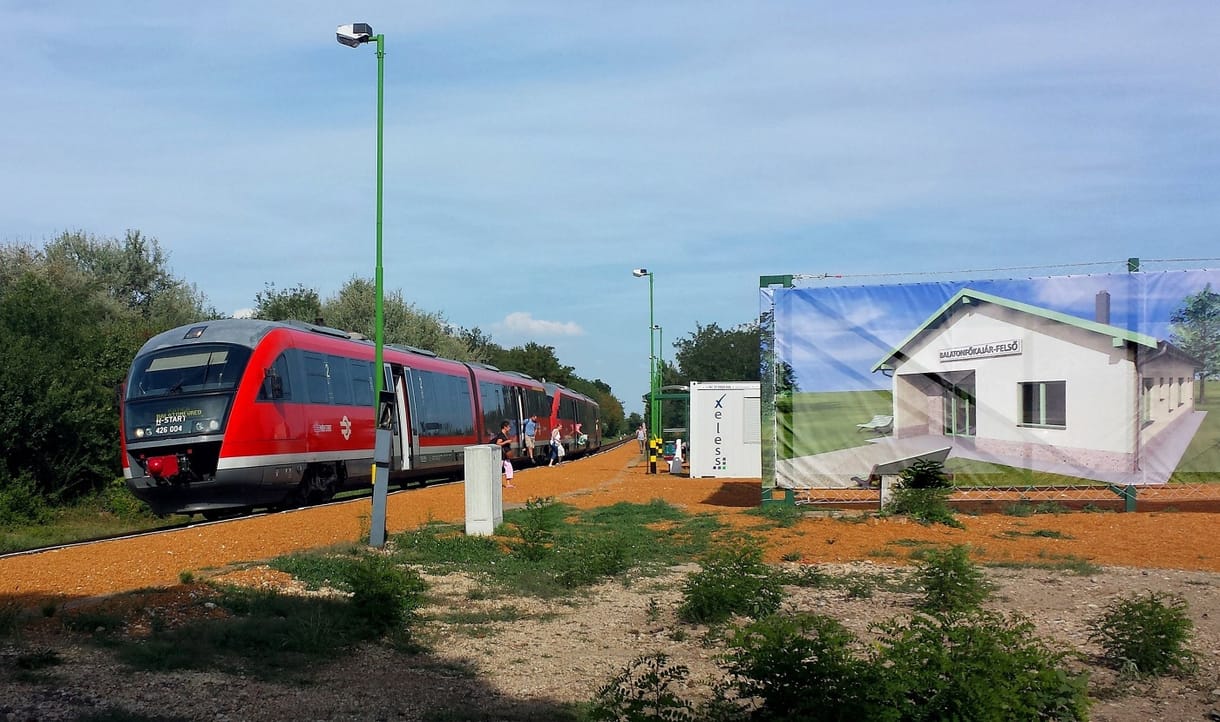 Rájár a rúd a balatoni vonatokra: most felsővezeték-szakadás miatt késnek