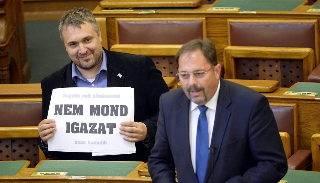 Fotók: Nagyot trollkodik egy képviselő a parlamentben, és mennyire élvezi!