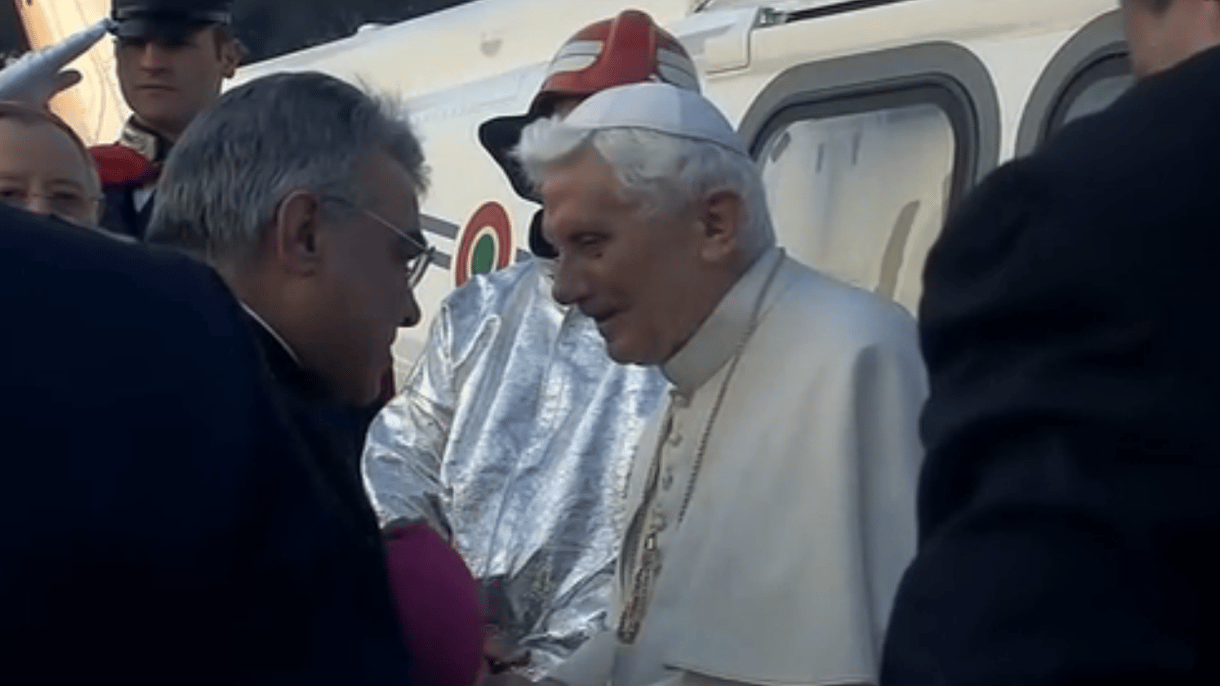 Lepatkányozta Benedek pápát egy vatikáni tudósító
