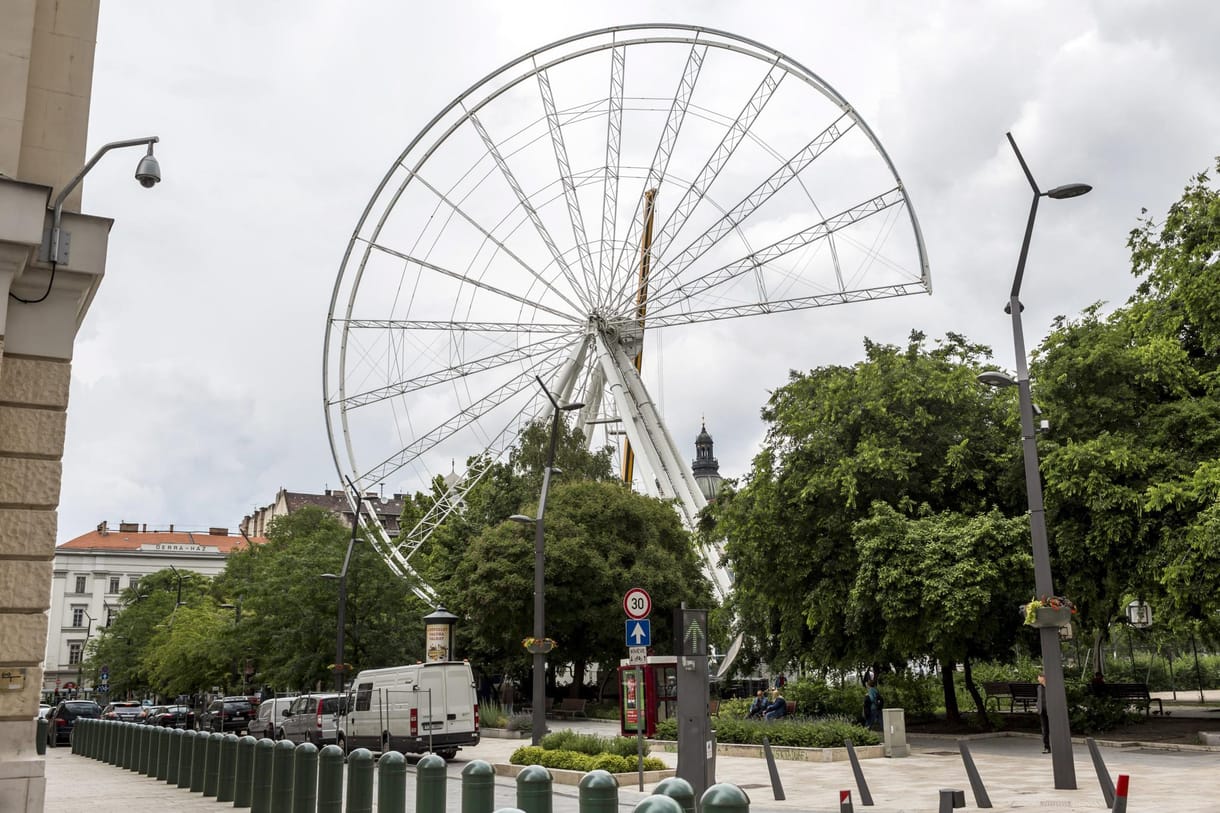 Óriáskerék magasodik a Belváros fölé
